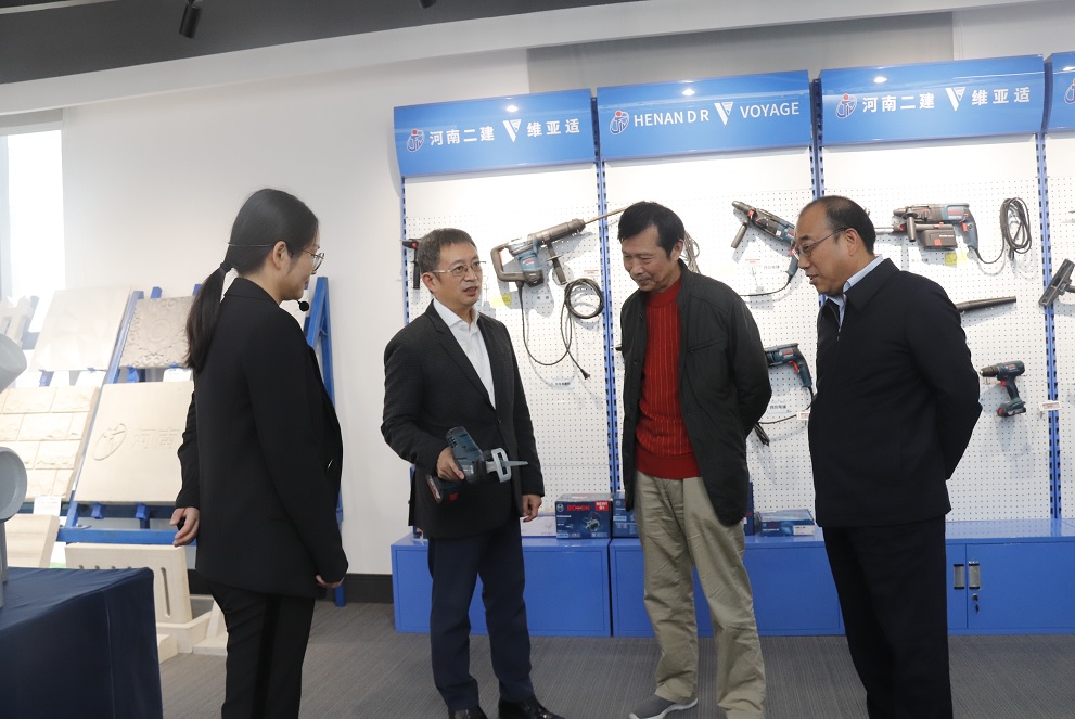 JNTY.COM江南体育(中国)科技公司董事长黄道元示范新型工器具操作方法.jpg