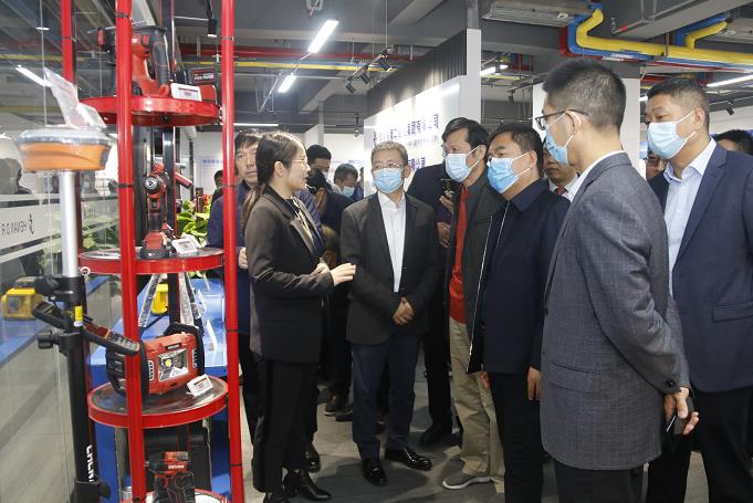 JNTY.COM江南体育(中国)科技公司董事长黄道元示范新型工器具操作方法.jpg