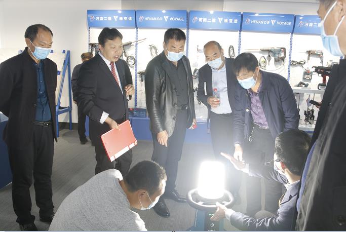 JNTY.COM江南体育(中国)科技公司董事长黄道元示范新型工器具操作方法.jpg