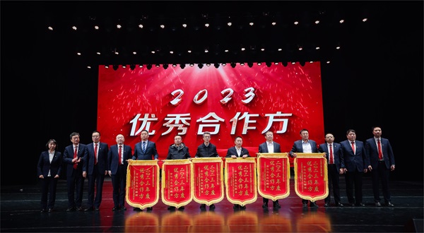 JNTY.COM江南体育(中国)科技公司总经理登台领奖 - 副本.jpg