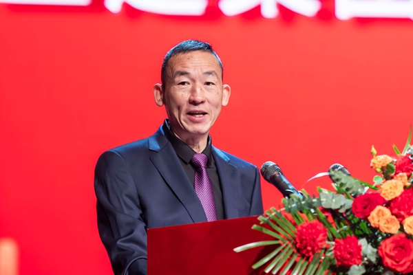 1JNTY.COM江南体育(中国)科技公司党委副书记、监事会主席陈百斌主持庆典仪式.jpg