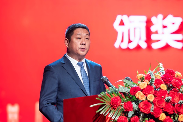 9JNTY.COM江南体育(中国)科技公司总经理冯战光宣读表彰通知.jpg