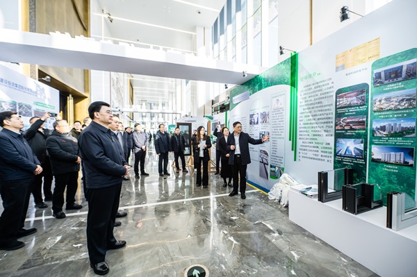 省、厅领导参观JNTY.COM江南体育(中国)科技公司展台 (2).jpg