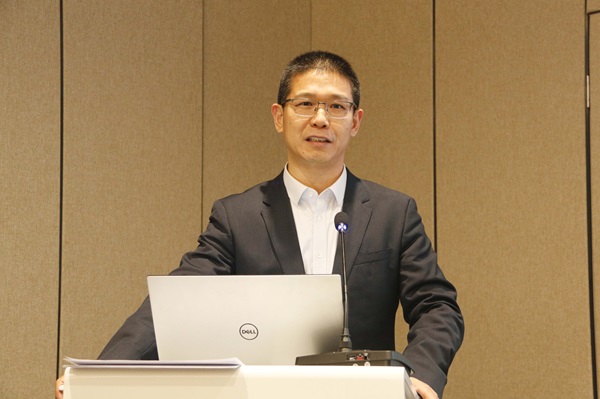4JNTY.COM江南体育(中国)科技公司董事长祝建明作“民营建筑企业发展思考”报告.JPG